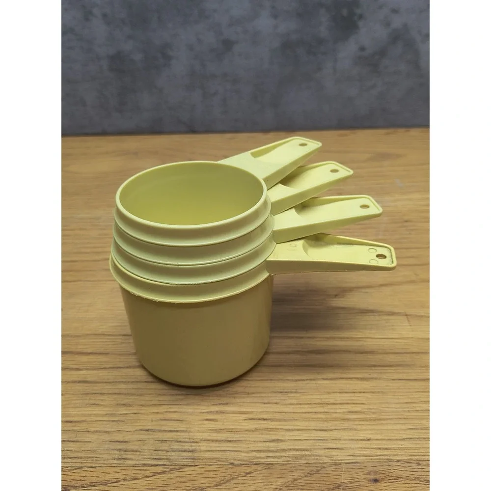 TUPPERWARE‎ Set  of  4   Nesting Measuring Cup   USA  Gold / Yellow